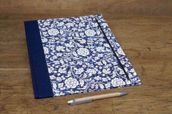 Sammelmappe blau weiß Blumenmuster Landhausstil